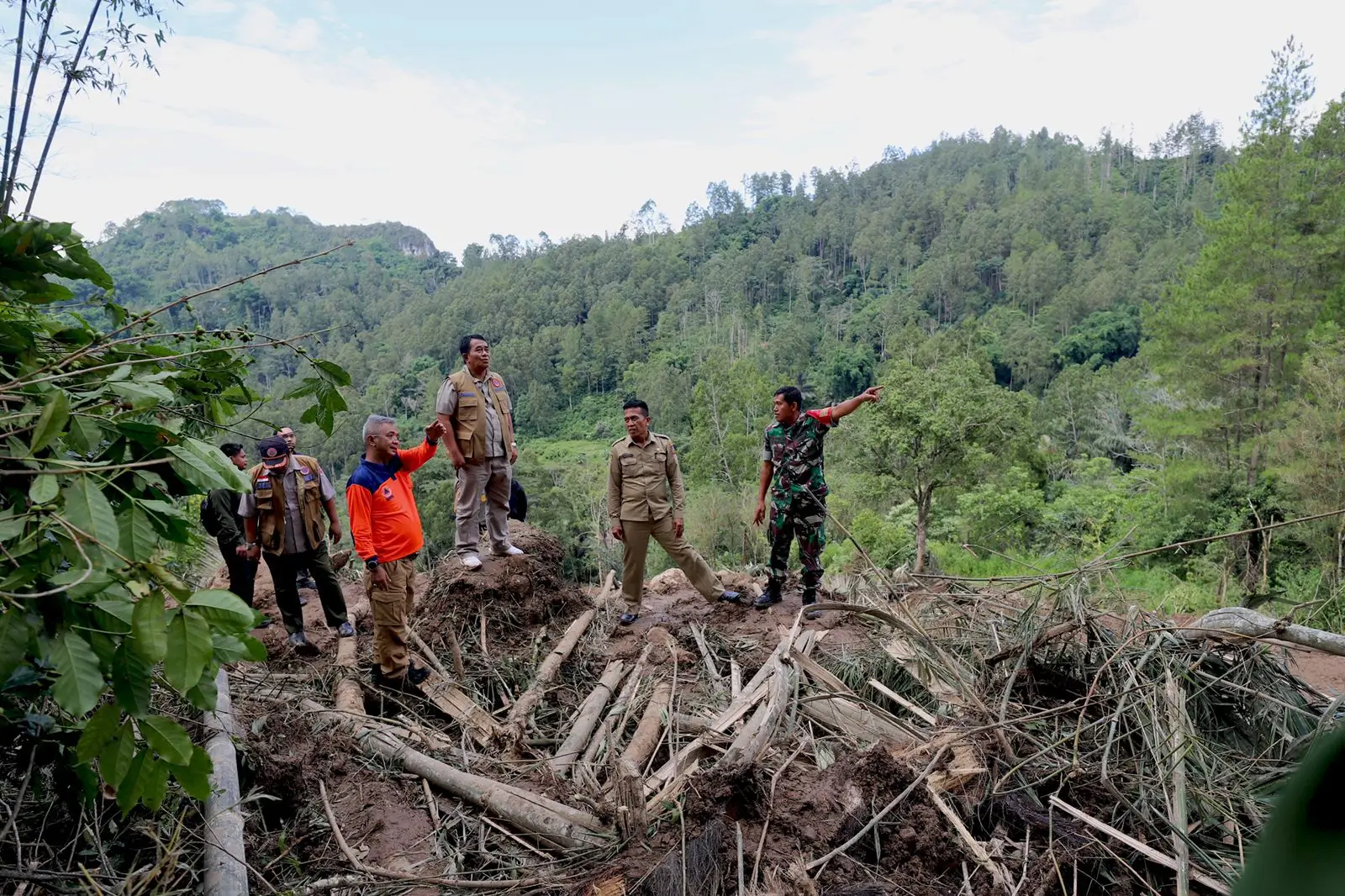 Peristiwa tanah longsor yang menyebabkan 20 orang meninggal dunia, dua orang luka-luka, dan sedikitnya 74 jiwa mengungsi ini terjadi pada Sabtu (13/4) malam.  